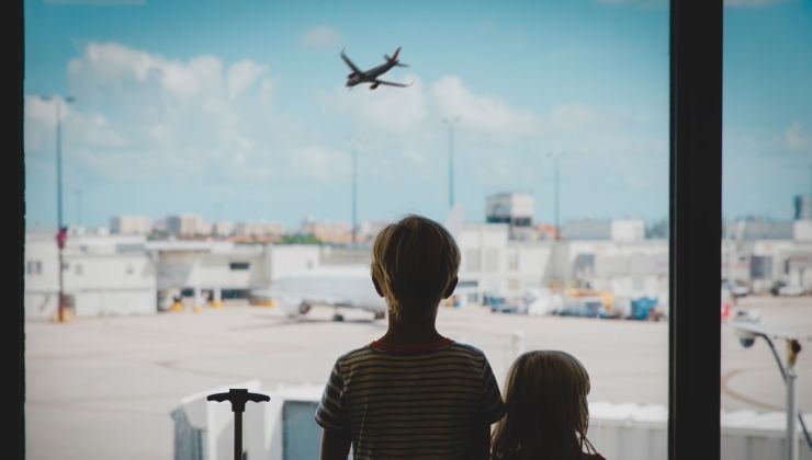Bambini in aeroporto guardano i voli 