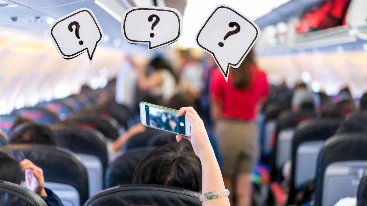 Cellulare acceso in volo, che accade?