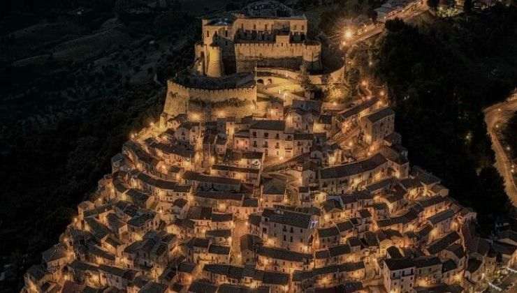 Il borgo a forma di albero di Natale 