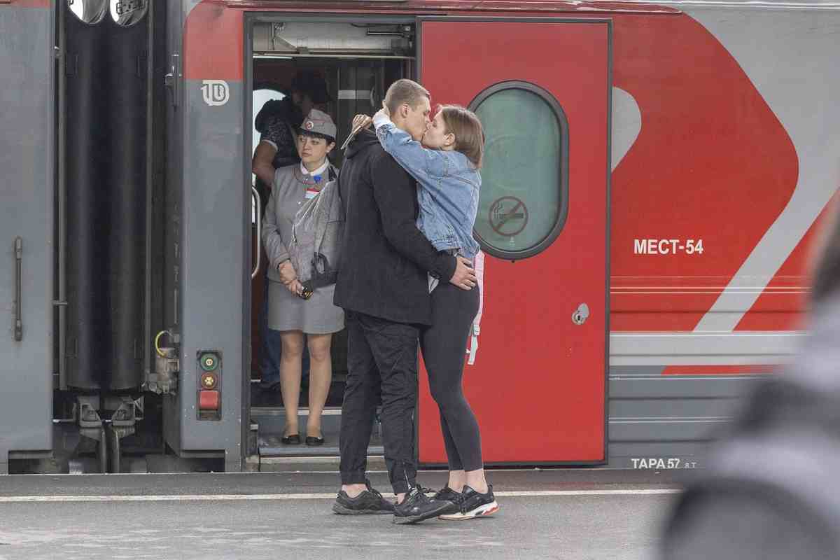 Coppia di fidanzati si saluta al treno