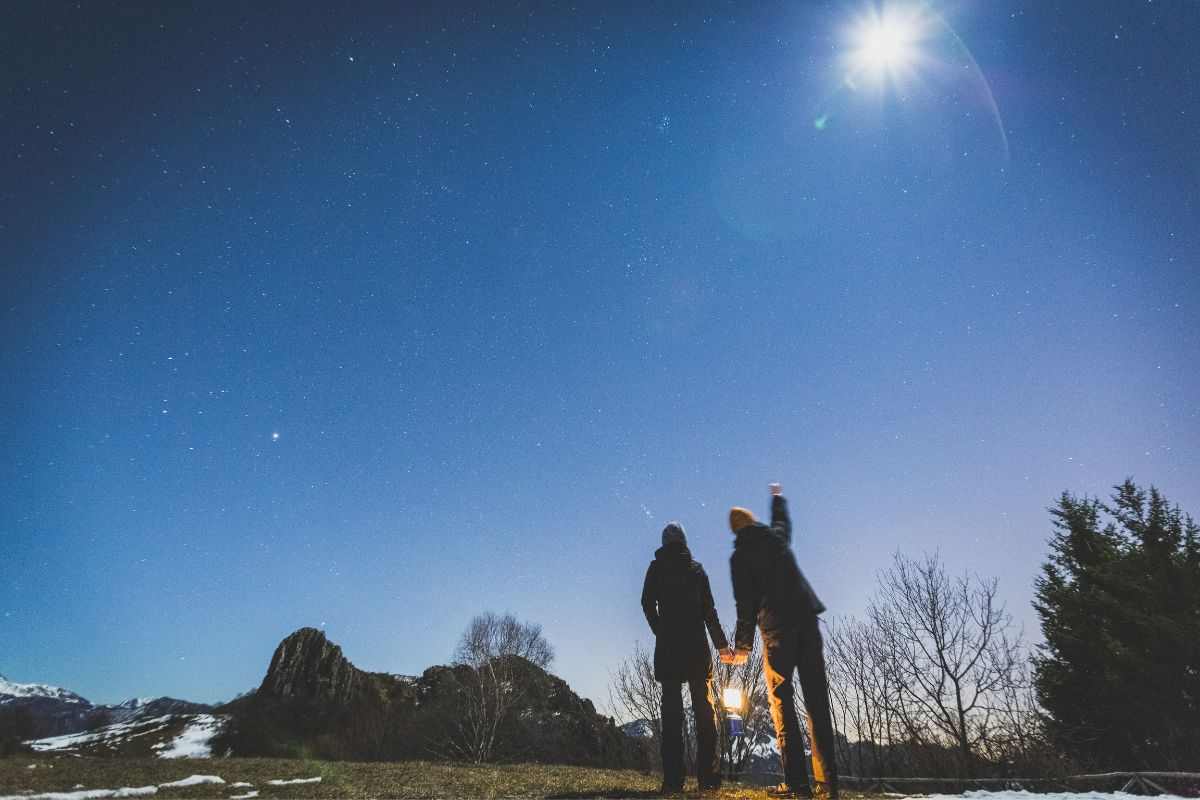 Guardare il cielo per cercare la Cometa