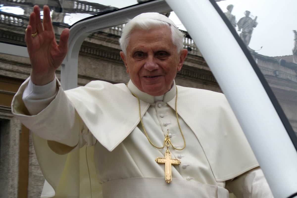 papa benedetto xvi visitare tomba