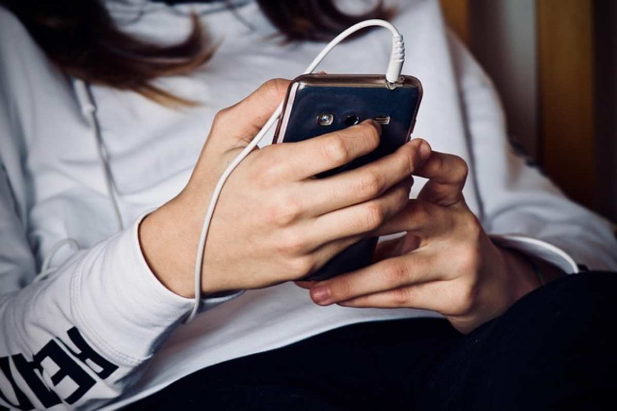 Ragazza con il cellulare in mano