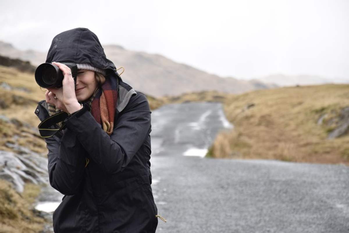 Ragazza scatta una foto in inverno