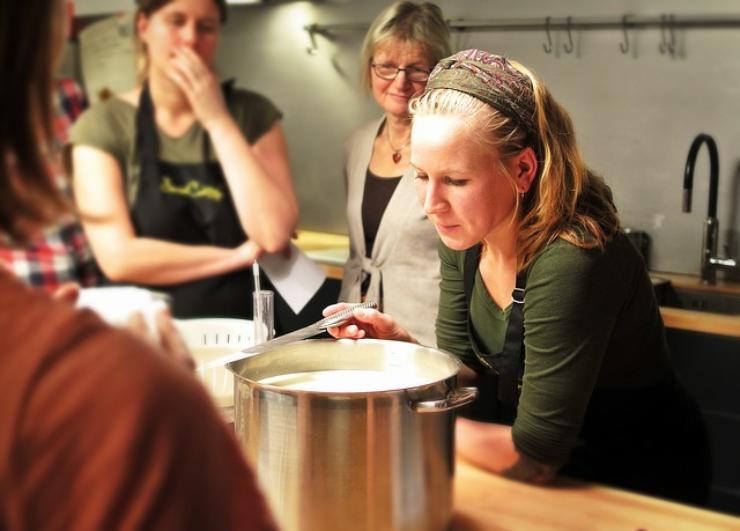 Donne in cucina seguono un corso online
