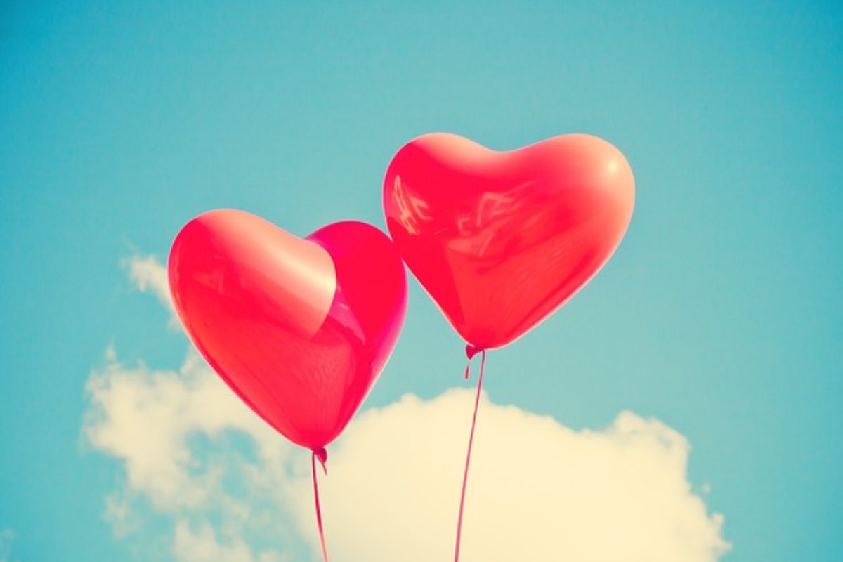 Palloncini a forma di cuore nel cielo