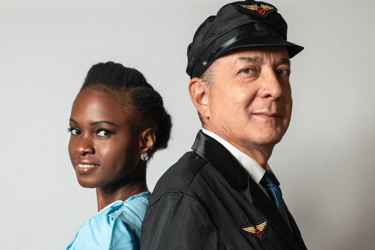 Hostess e pilota aereo