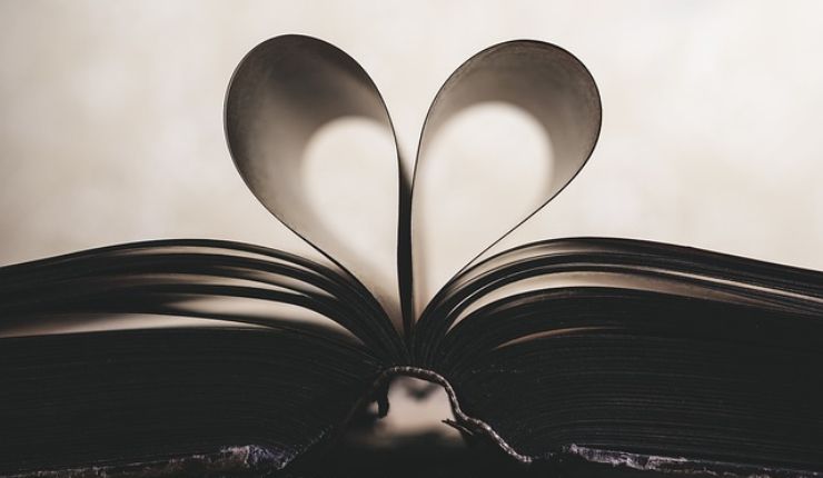 Pagine di libro che formano un cuore