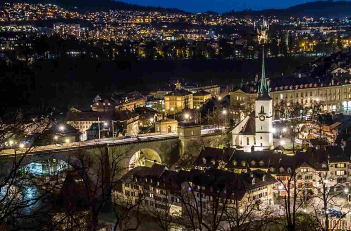 Città della Svizzera di notte