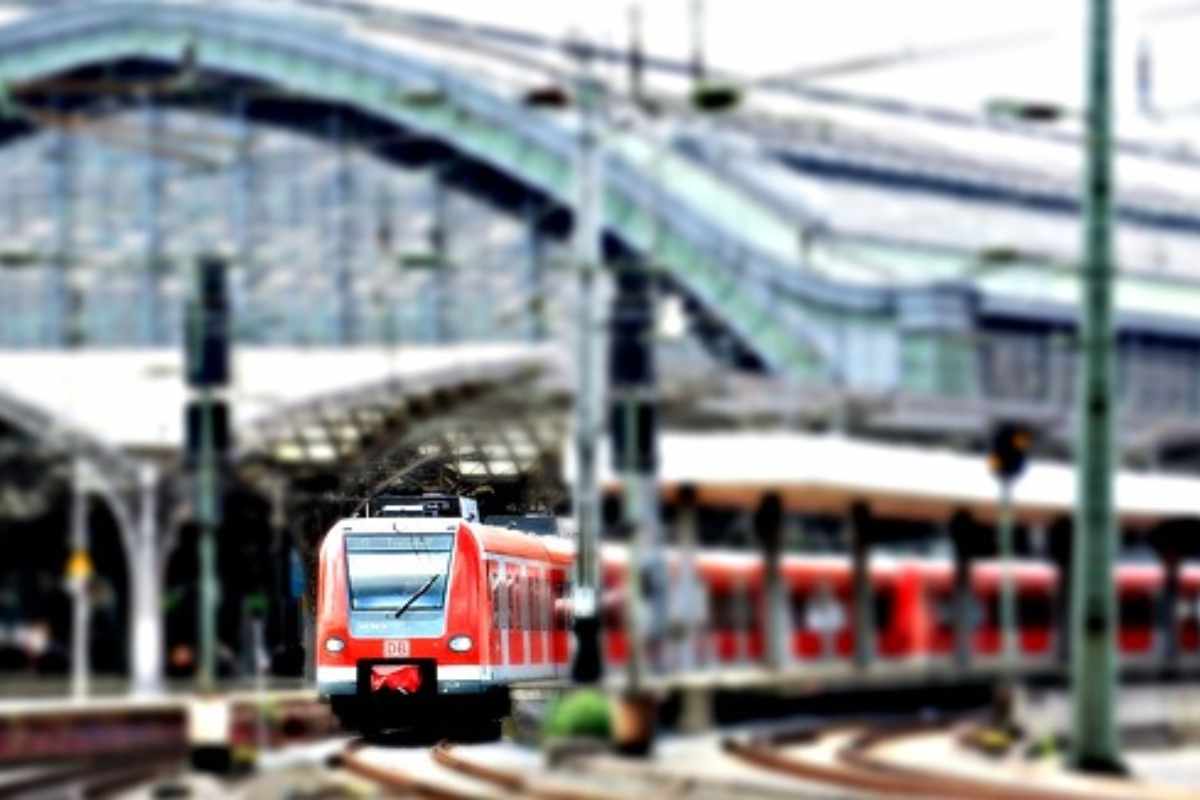 Treno esce dalla stazione