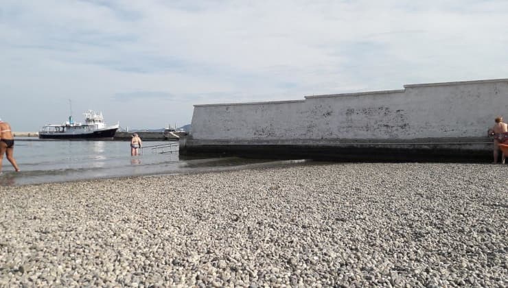 spiaggia uomini donne divisi