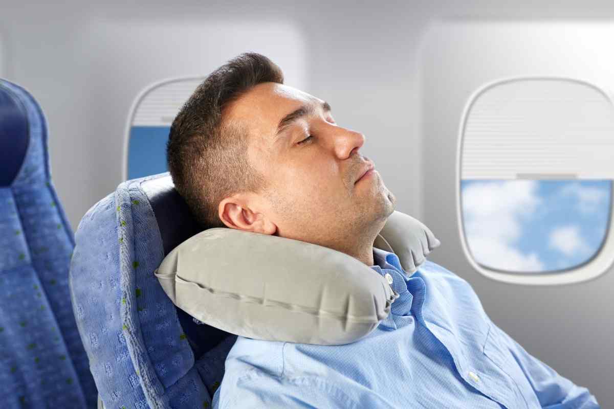 Consiglio per dormire in aereo