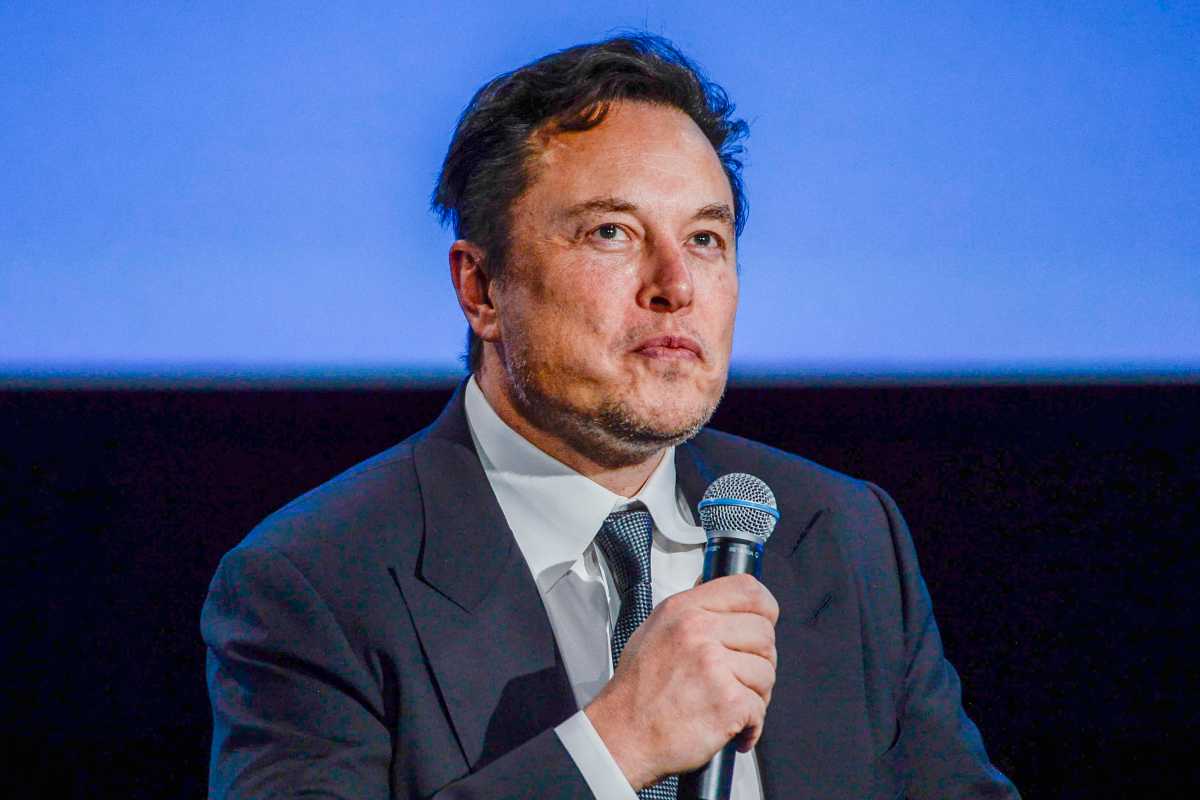 Elon Musk filmato mentre balla in discoteca