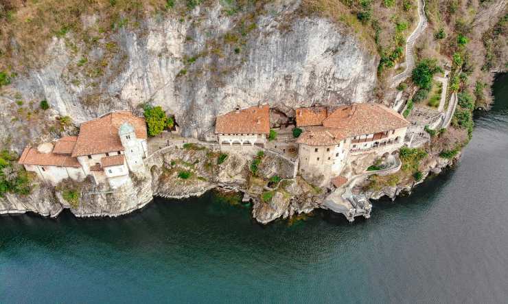 Il Santuario di Santa Caterina dal Sasso: un gioiello architettonico incastonato sulla roccia con vista panoramica sul Lago Maggiore