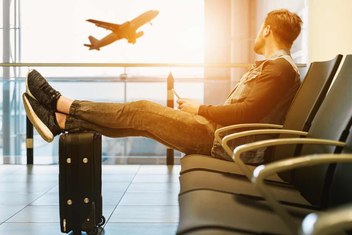 volo in aeroporto, come vestirsi: evitare di indossare i pantaloncini