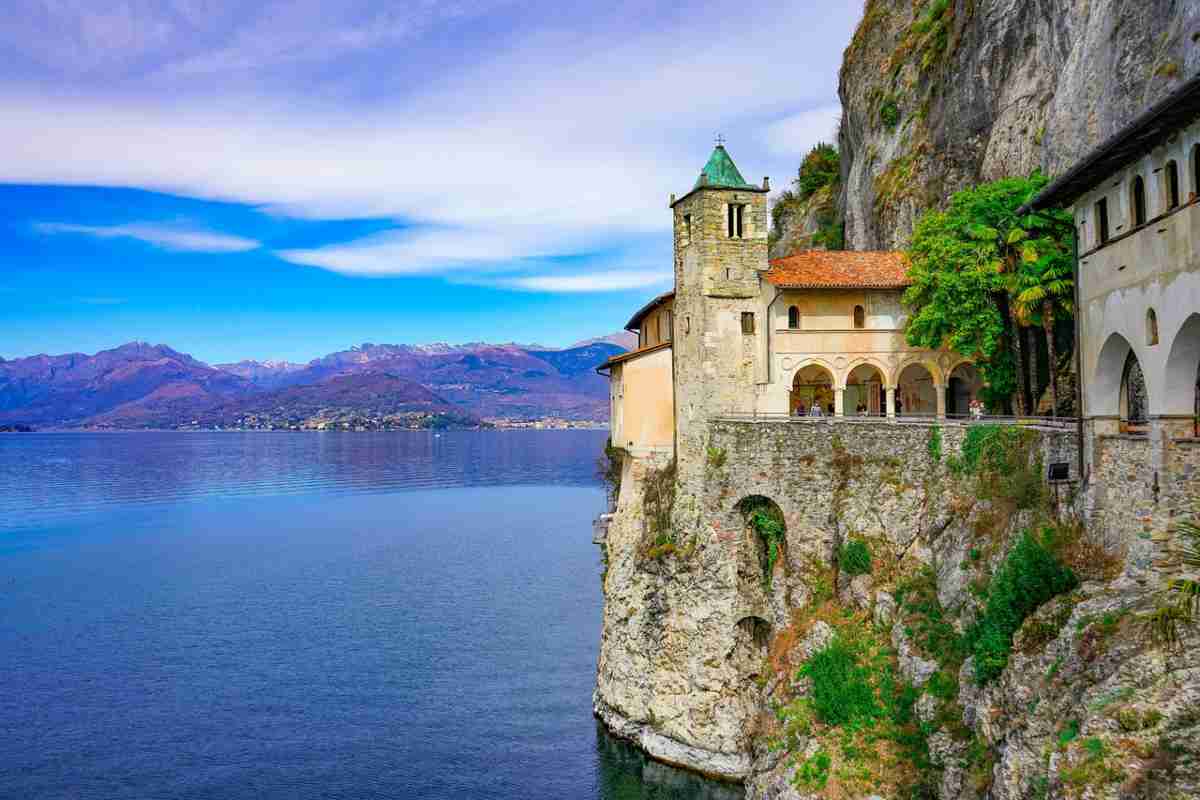 Il maestoso Santuario di Santa Caterina: uno spettacolo di bellezza con vista sul suggestivo Lago Maggiore