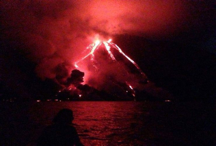 Veduta notturna di Stromboli in eruzione