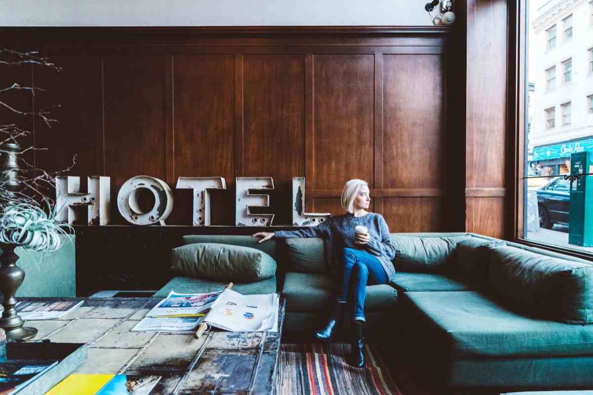 hotel declina invito dell'influencer 