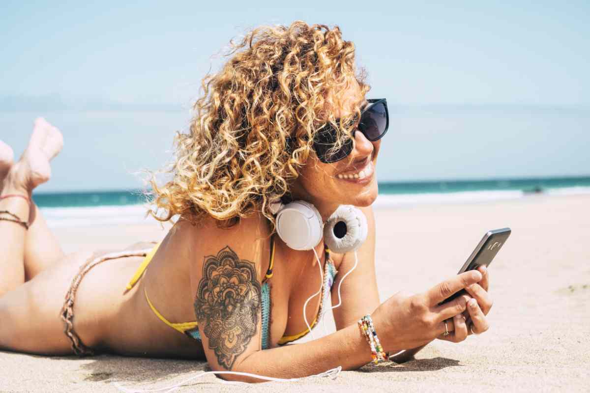 smartphone in spiaggia come proteggerlo