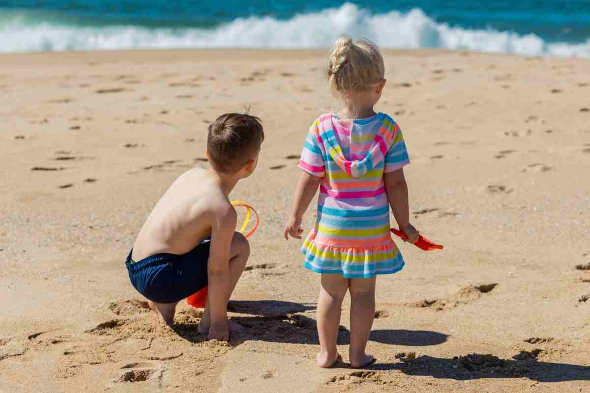 bambini gioca spiaggia
