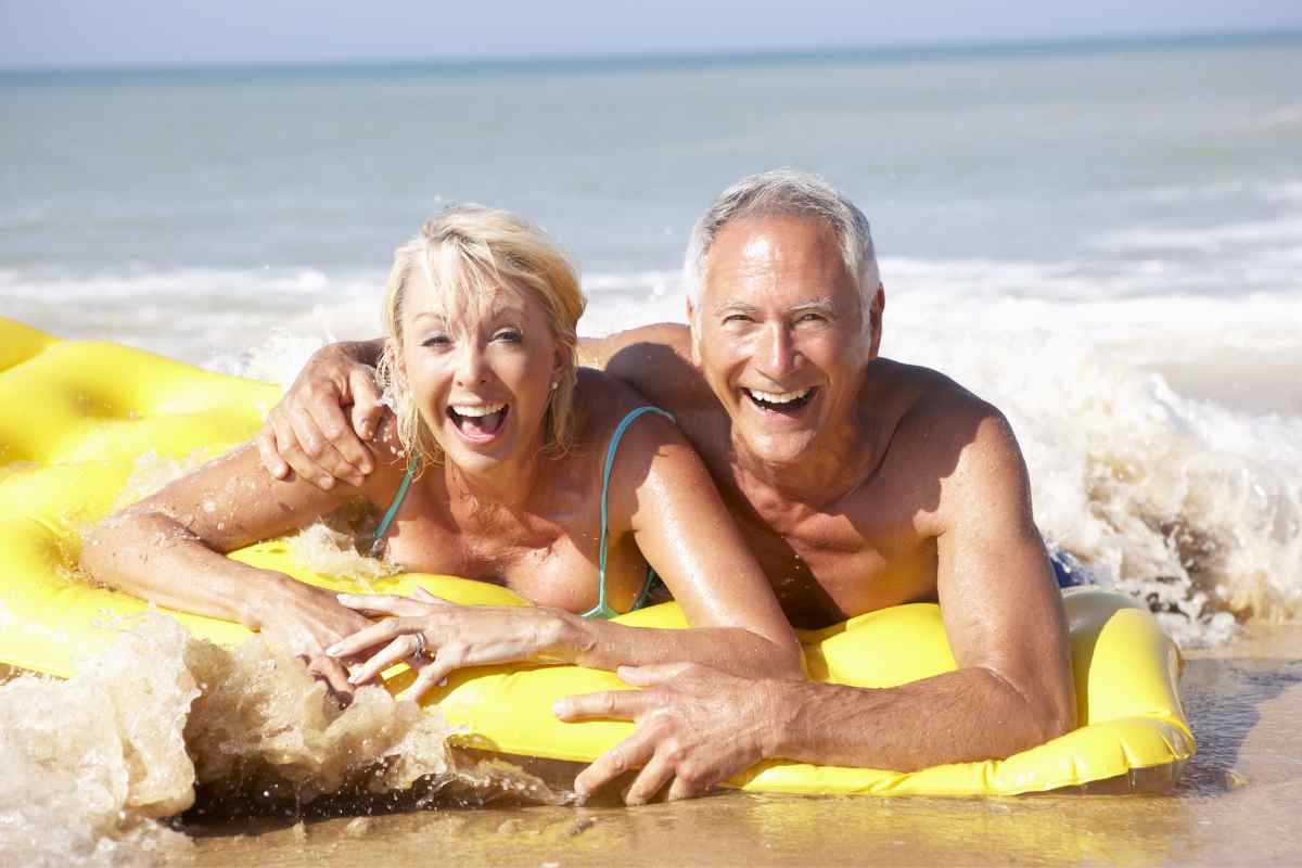 I consigli per un look perfetto in spiaggia dopo i 60 anni