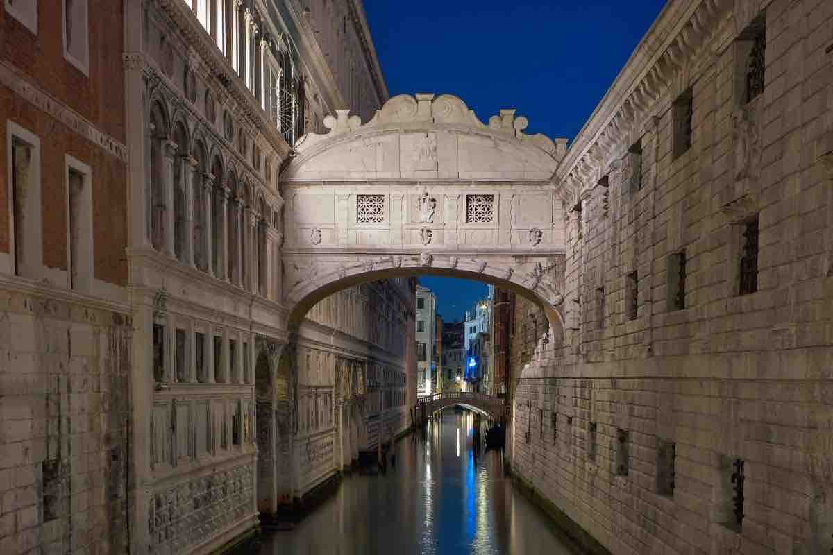 il ponte dei sospiri in un'altra città famosa