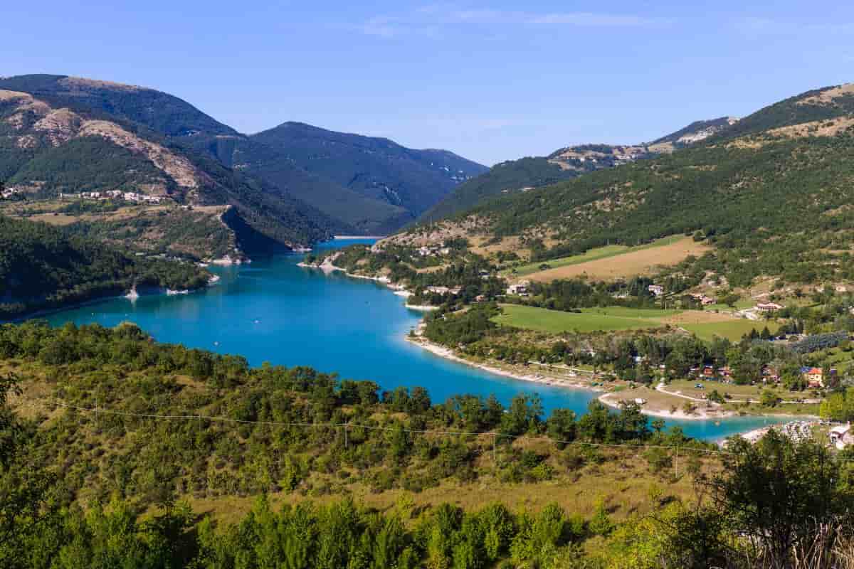 lago fiastra spiaggia