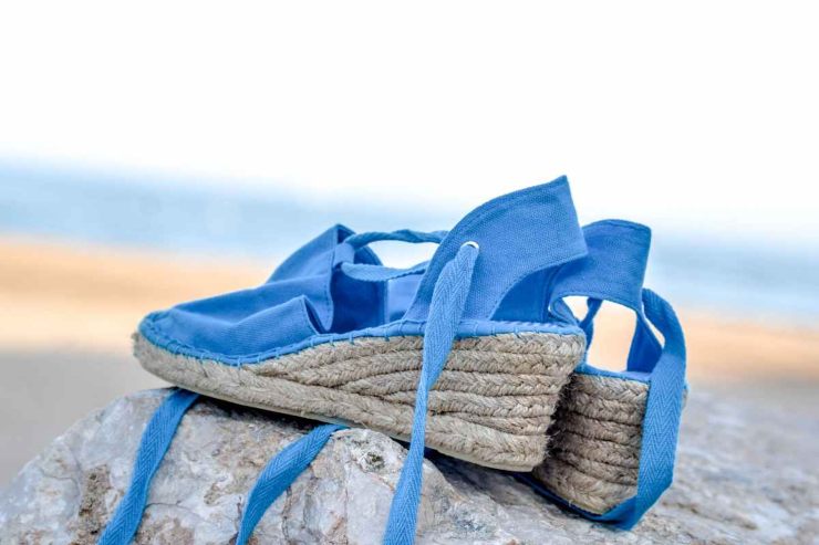 Lavare scarpe sporche di sabbia