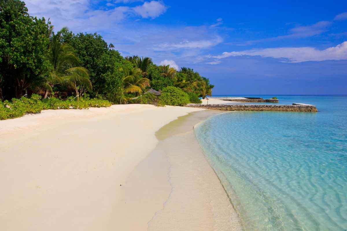 spiaggia di sabbia comoda per mettere lettini e ombrellone