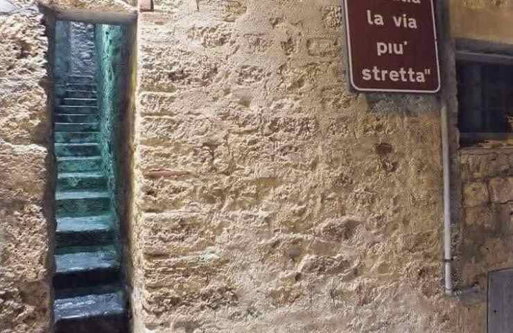 la via più stretta d'italia