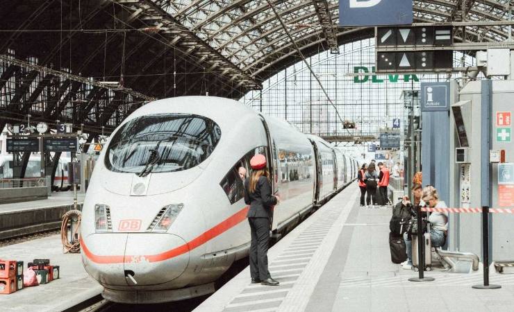 Stazione treno, donna
