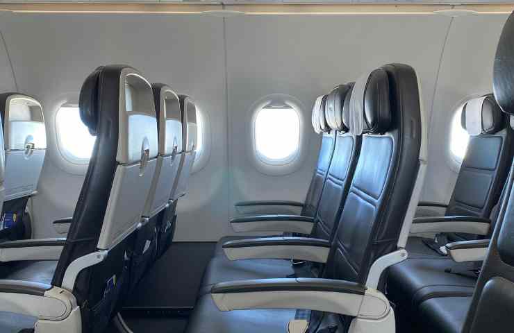 sedili e finesrini aereo