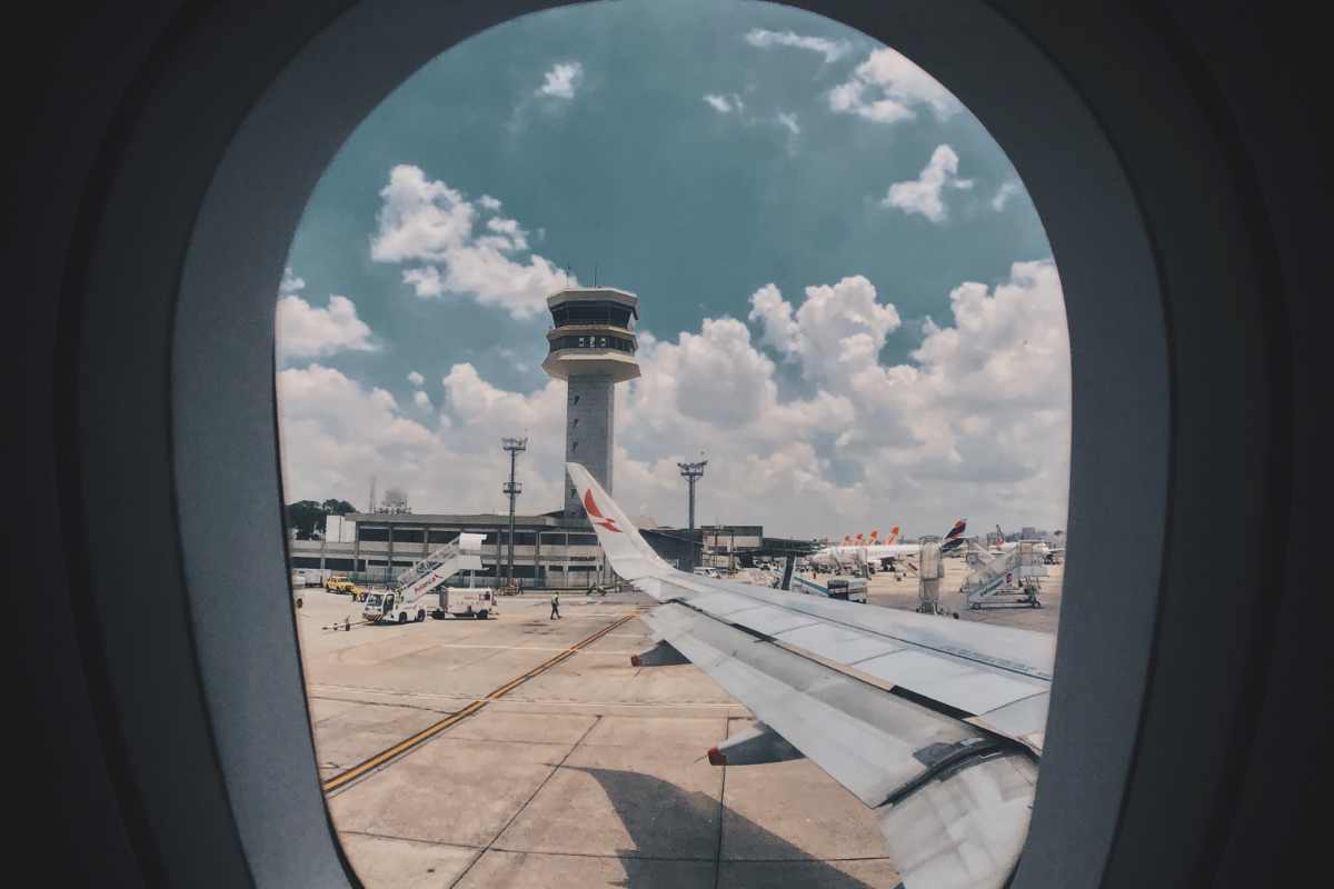 finestrino aereo aperto decollo